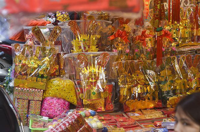 Người dân Hà Nội chen chân mua đồ ông Công ông Táo